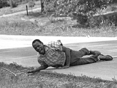 Civil rights activist and the first African American to attend the University of Mississippi, James Meredith grimaces in pain as he pulls himself across Highway 51 after being shot in Hernando, Mississippi, June 6, 1966.In the picture, Meredith is lying on the street in agony. He cried out, “Isn’t anyone going to help me?” No one did, but the photographer Thornell shouted that he should stay calm, and that an ambulance was on its way. Meredith was taken to a hospital where the pellets were extracted, and he healed well enough in two days to finish the march before it reached Jackson.