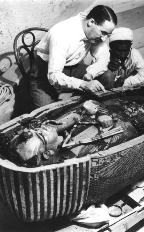 Howard Carter, an English archaeologist, examining the opened sarcophagus of King Tut.Source: historianbook &amp; Emlii
