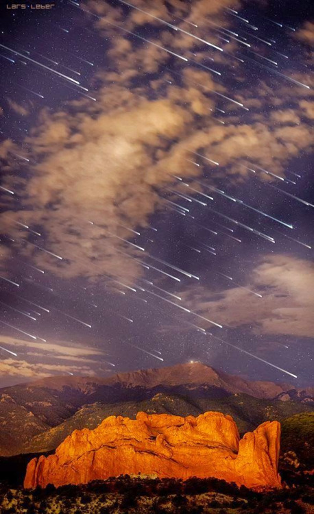 sixpenceee:Meteor shower over Pikes Peak, Colorado